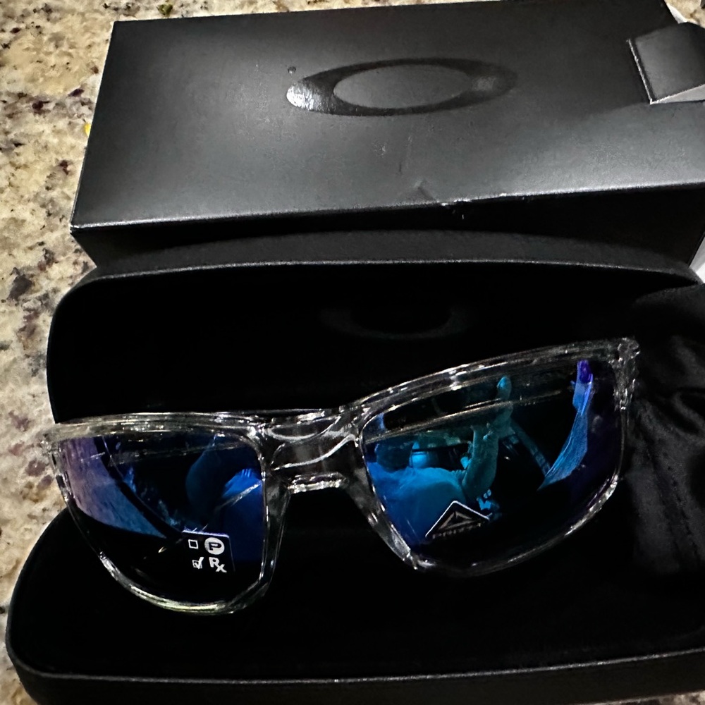 Oakley sunglasses brand new in the box comes with everything pictured